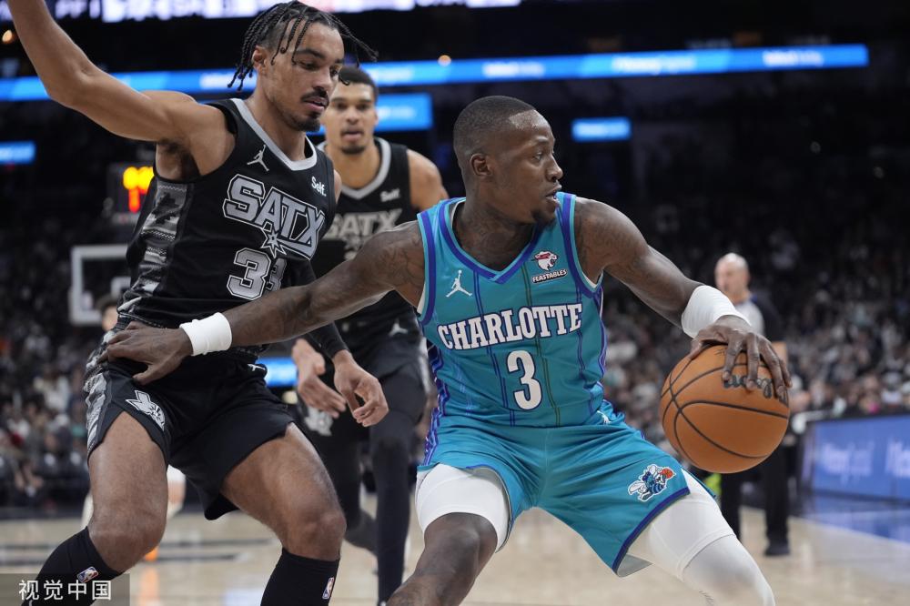 带队追赶！洛夫顿拉杆上篮得手后再献暴扣 帮助上海顽强支撑（洛夫顿先拉杆后暴扣，带领上海顽强咬住比分）