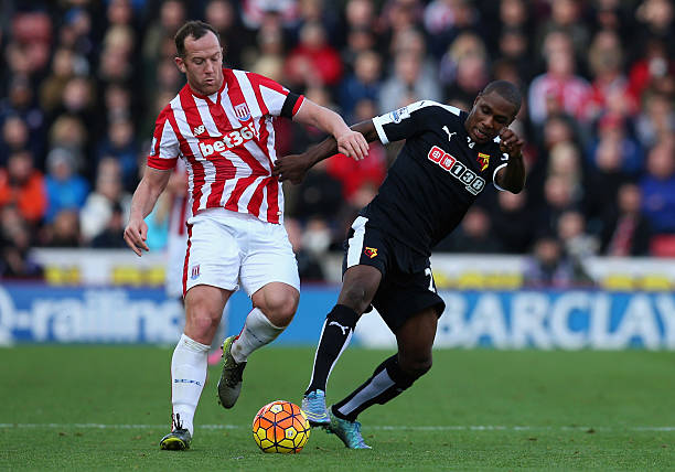 败人品，马丁内利推搡受伤倒地的布拉德利，引发双方冲突