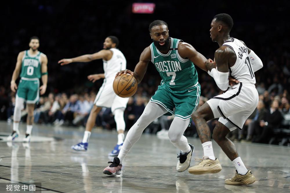 王皓指导向鹏放松应对张本智和，强调避免发力过猛.