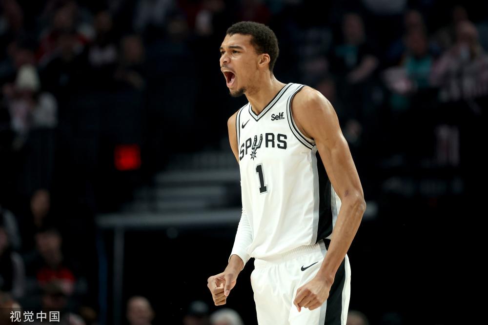 篮球CBA赛场出现冲突，裁判提前终止比赛（CBA比赛因冲突被裁判提前叫停）