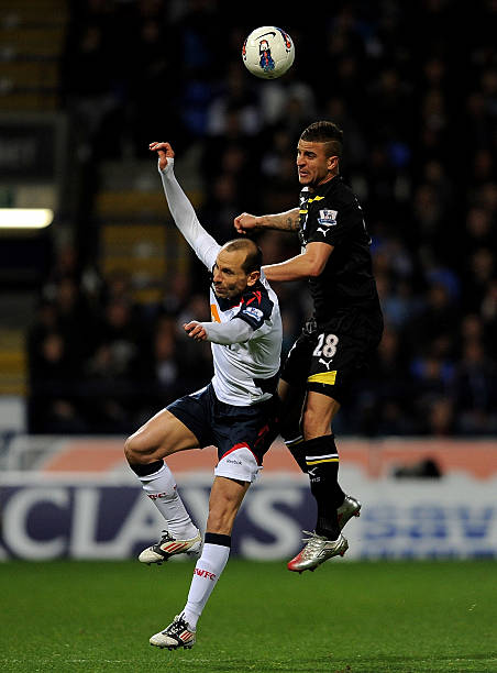 足球西甲双雄同日失分，冠军悬念再次被点燃（西甲两强同日丢分，争冠悬念重燃）